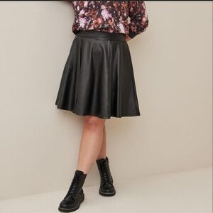 Plus size black faux leather skirt with pockets!